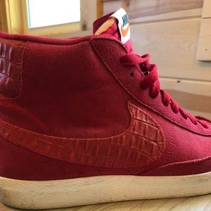 Rare NIKE mid red 11.5 alligator sneakers